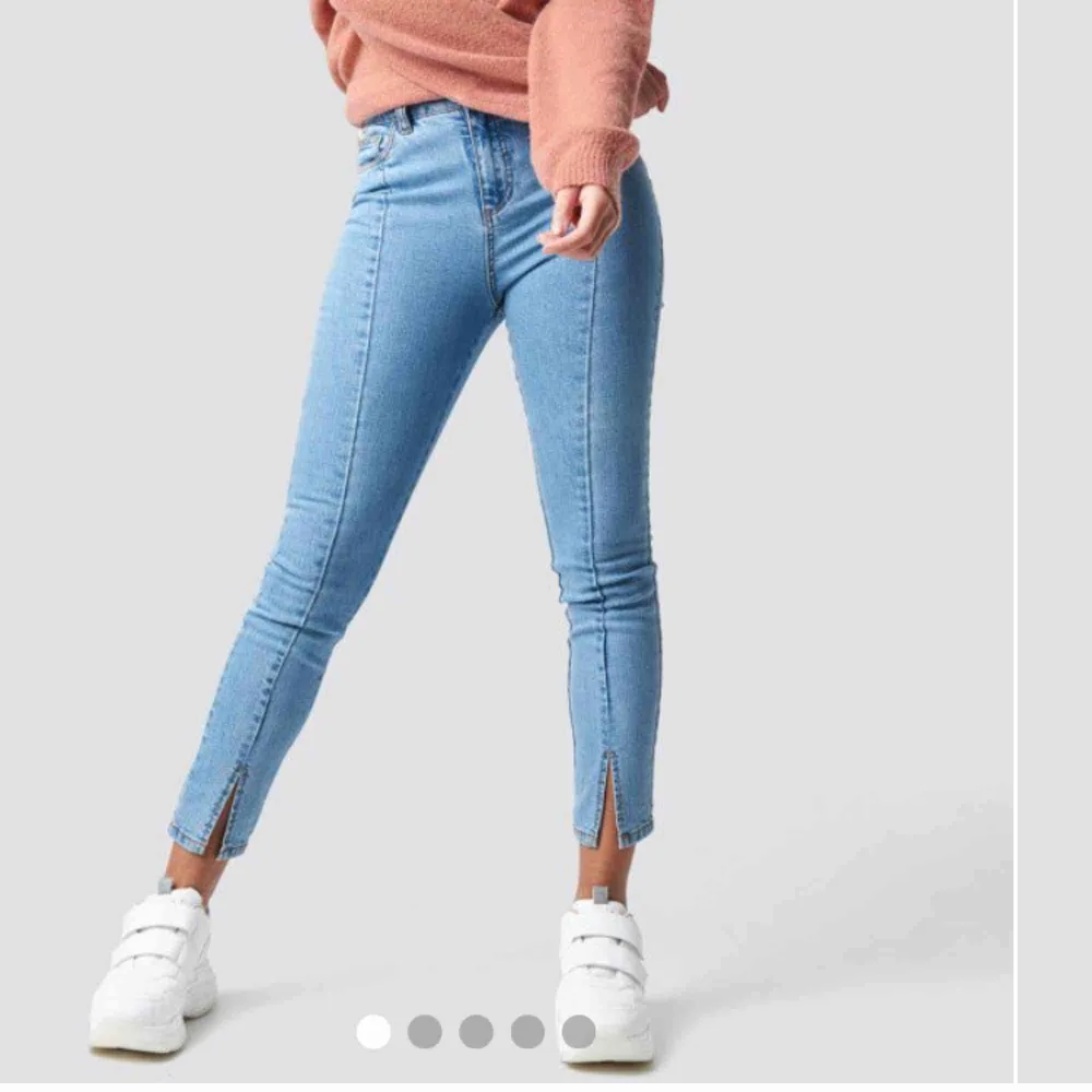 Nästintill helt nya jeans med slits från na-kd. Endast använda en gång. Köpare står för frakt Frakt: 54kr. Jeans & Byxor.
