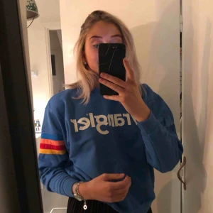  - Sweatshirt med sååå fin passform och coola detaljer! Frakt på 59kr tillkommer.