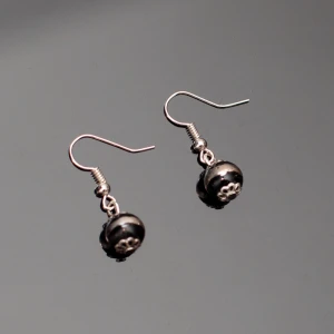  - Fina silverfärgade örhängen med svart/silver pärlor. Krokarna ska vara nickelfria enligt leverantör. Fri frakt vid köp över 100:-.