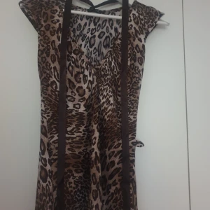  - Linne i leopardmönster. Storlek: Xs/ S Märke:Sisters Använd endast ett par gånger som ny! Köparen betalar frakten. Har fler kläder ute så samfraktar gärna! Har swich.  