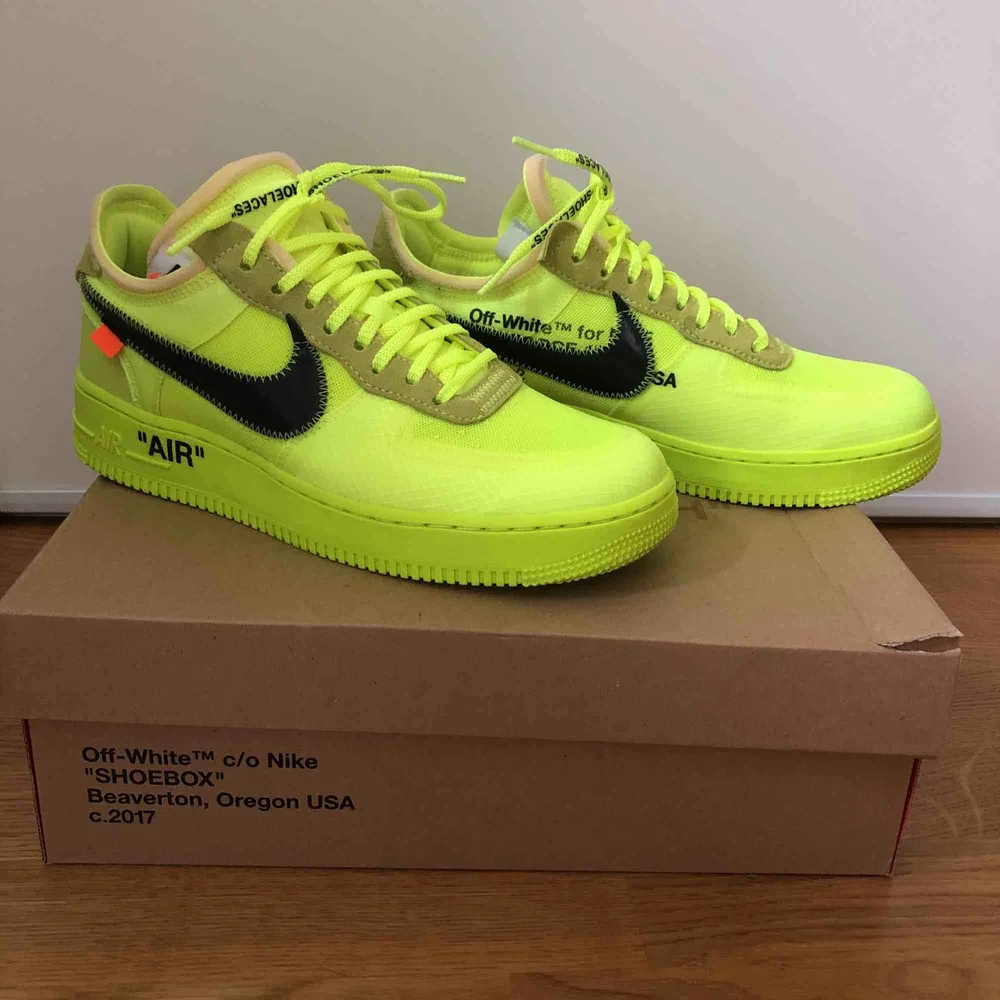 The 10: NIKE AIR FORCE 1 LOW OFF WHITE AO4606-700  US8 EUR 41 UK 7 26cm . Skor.