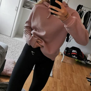  - Säljer denna hoodie från gina tricot i fint skick! Den är i en fin nude rosa färg och lite större i modellen. Köparen står för frakt. 