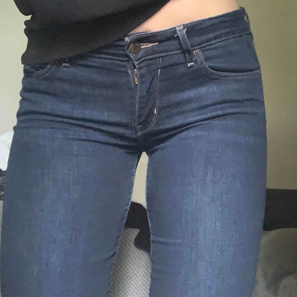 Levis jeans 711 skinny w28 L34, säljes pga att de inte kommer till användning och är för stora i midjan men de är i mycket fint skick. Pris kan diskuteras men köpare står för frakt.. Jeans & Byxor.