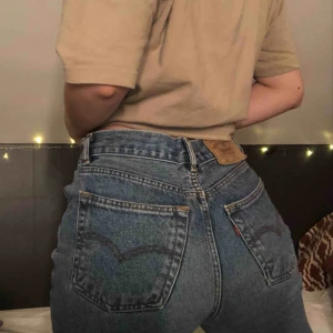  - ett par SKITSNYGGA vintage 501 levi’s, sååå fin wash 😫 ca W31 L32, insydda i midjan så därför står de W34 på lappen, (se 3dje bilden), mindre vid midjan och bredare över höfterna 😍😫, bra kvalitét!! frakt tillkommer!