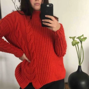  - Orange oversized stickad tröja från River Island! Dm vid intresse 🥰