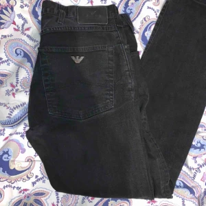  - Säljer ett par svarta Armani jeans i herr storlek 30, något uppsydda men passa någon som inte är längre än 180cm. Kan tänka mig att eventuellt gå ner i pris. 