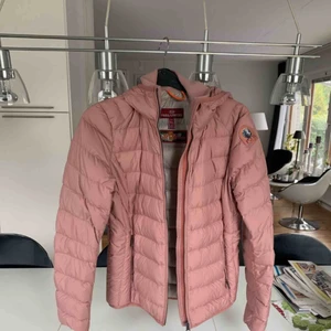  - PJS jacka som endast är använd 1 gång. Har luva och är i mycket bra skick