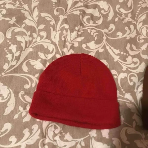  - Snygg röd vero Moda mössa, knappt använd 