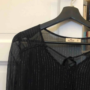  - Supersöt svart (och guld/glitter randig) topp med vida ärmar från hollister💫 använd ca 3 ggr 