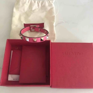  - Äkta Valentino armband , som passar alla storlekar då kan man justerar det , färgen är Pink , som ny .