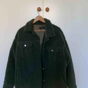 - Jättemysig militärgrön oversized teddy jacka från Missguided!! Köptes för ungefär 500-600kr kommer inte riktigt ihåg. Använd max 3 ggr 💗