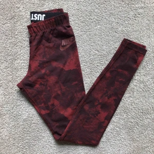  - camouflage leggings ifrån Nike, åtsittande och sitter super fint på🦎 frakt 54kr