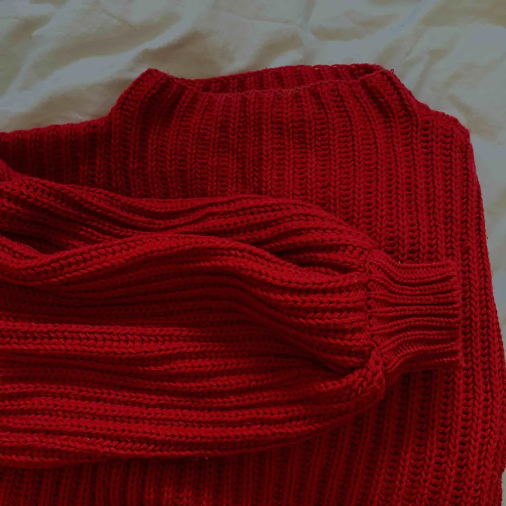 Jättemysig röd stickad tröja med ballongärmar från NAKD. Använd max 2 gånger.. Stickat.