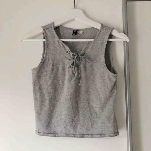  - Ganska använt linne med snörning som är justerbart. Köpt på H&M. Passar även XS. Fraktar men köparen står för frakten. 