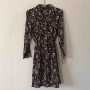  - Vintage klänning från Pop boutique. Aldrig använd med prislapp kvar. Storlek L men passar även Medium. 