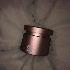  - Högtalare oanvänd  Laddare medföljer 