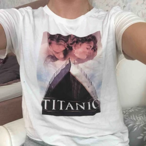  - En Titanic tröja ifrån hm, sitter väldigt bra! Köparen står för frakten! Hör av er till mig om ni är intresserade!