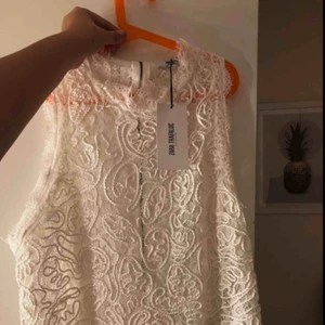  - Helt ny topp från Zara, skitsnygg men tyvärr för stor för mig. Helt oanvänd som ni ser med prislapp kvar ❤️