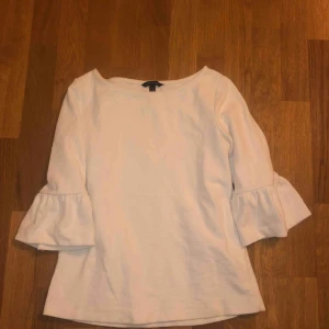  - Snygg och skön vit collage tröja med feminina detaljer! Inköpt på Banana Republic i New York för ca 600 kr. 