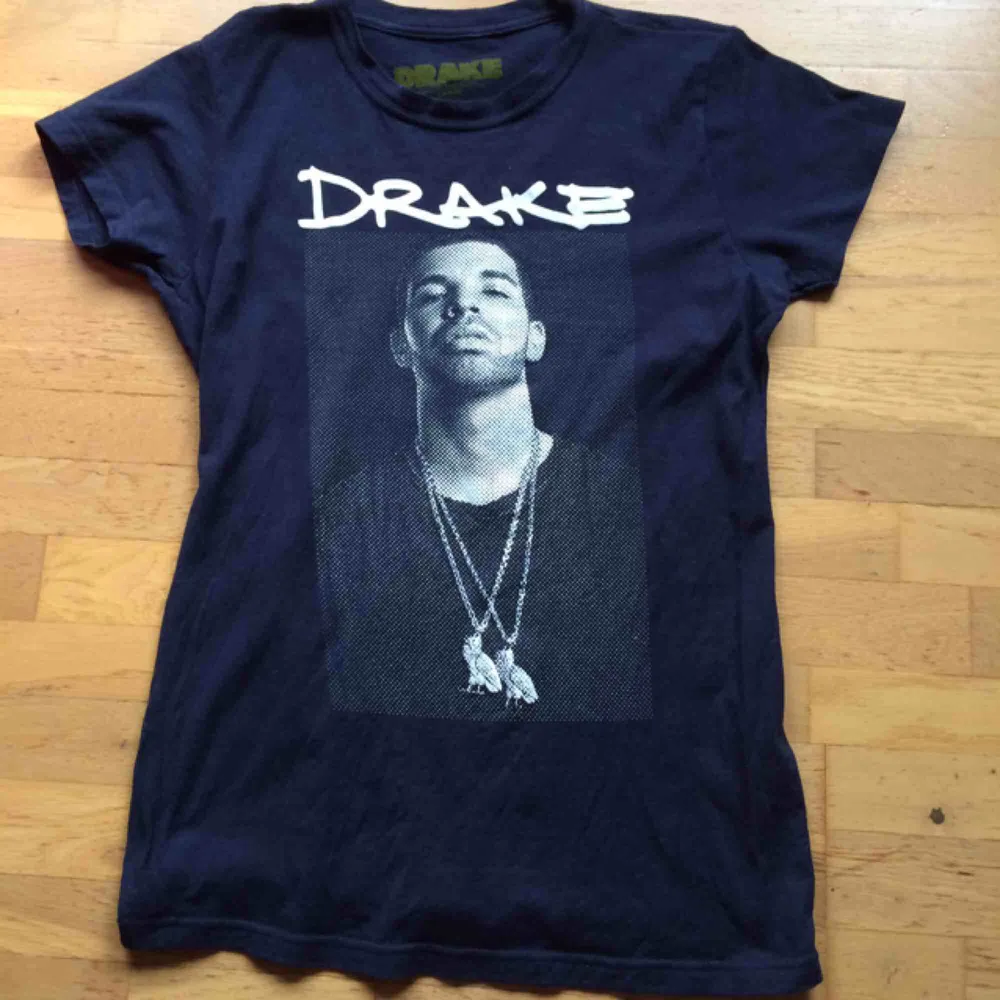 Mörkblå girls fit Drake tshirt, officiell merch köpt från hans onlineshop (just denna säljs nog inte länge där) i storlek L men är mindre i stl så passar bättre på en S-M. Jättefint skick. Frakt tillkommer med 42 kr 🌸. T-shirts.