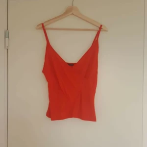  - Rött linne från zara i strl S. Kan skicka mer bilder vid intresse