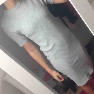  - Ribbad klänning.   Säljer endast till den som kan träffas upp i Helsingborg,postar inte. 