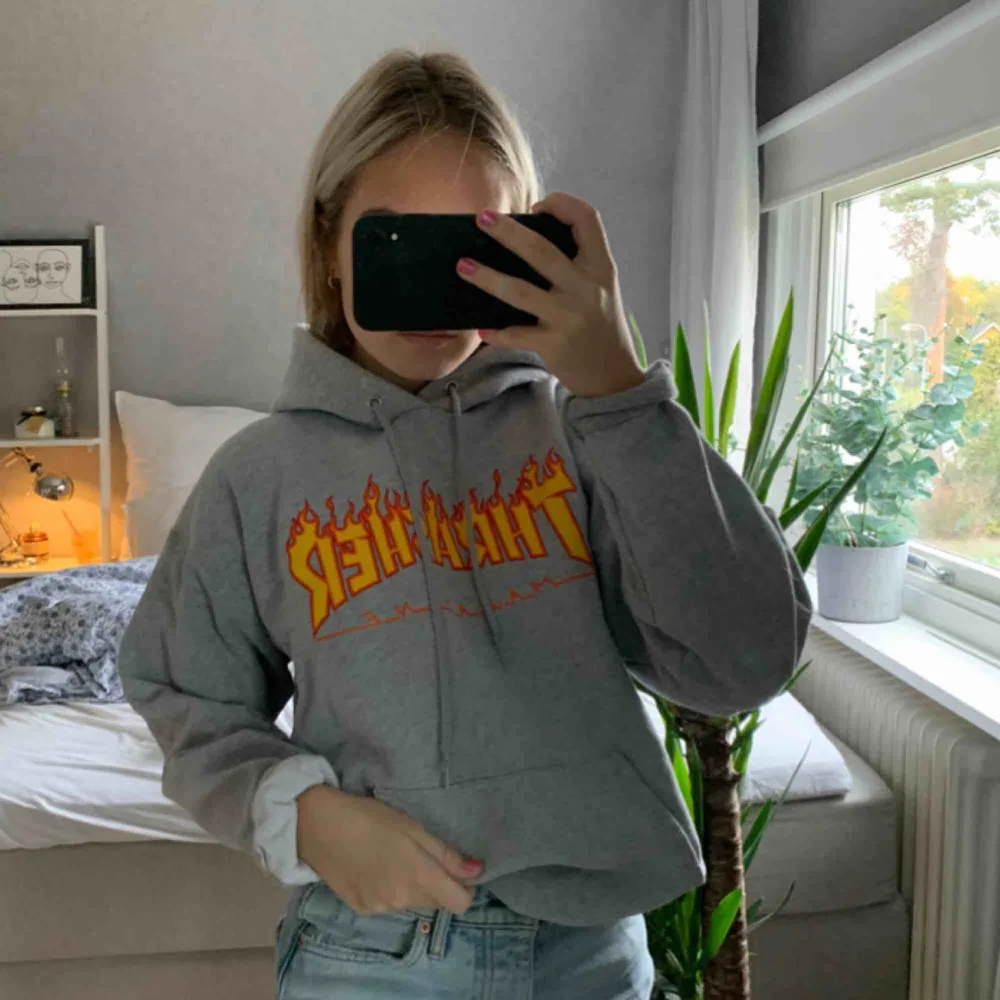 Säljer min favorit hoodie från trasher, köpt på affären Hollywood i Stockholm för lite mer än ett år sedan. Sparsamt använd. Köparen står för frakten på ca 100kr . Hoodies.