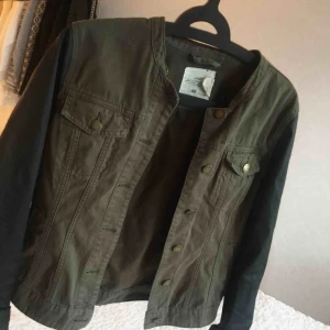  - Lappen där storleken stod är borta men jag som har XS/S har använt den! Superfin som höstjacka! 150:-