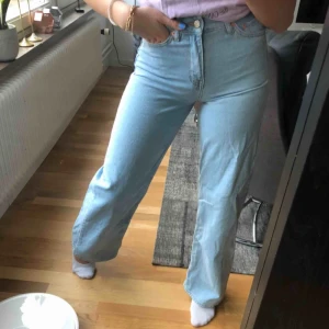  - säljer dessa populära wide leg jeansen från junkyard då jag råkat köpa fel storlek. mycket eftertraktade och slutsålda på hemsidan. midjestorleken är 24 vilket jag skulle säga motsvarar en xs