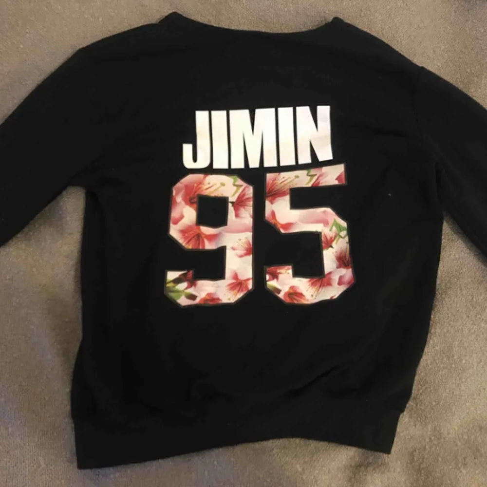 Jättefin BTS sweater merch med ”JIMIN” och hans födelseår ”95” på. Knappt använd! Säljer för 50 kr, inklusive frakt. . Tröjor & Koftor.