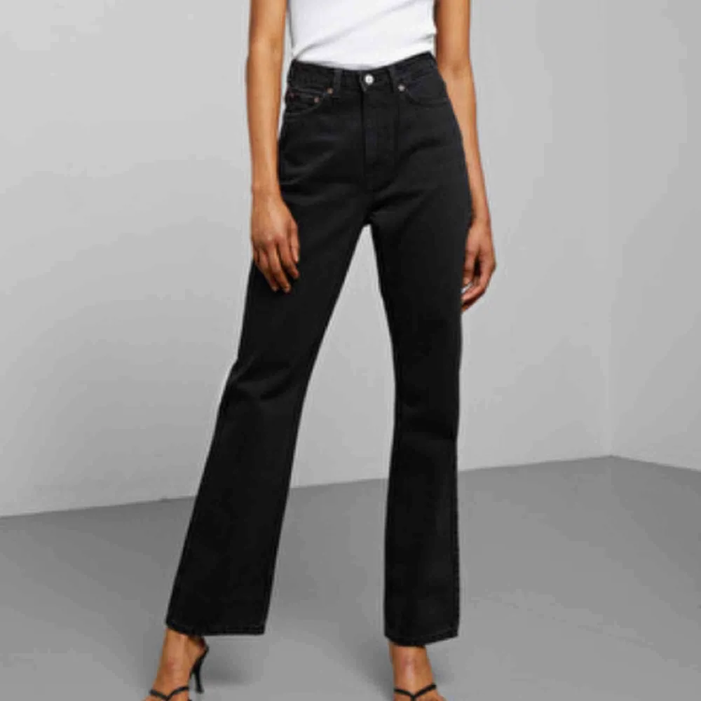 Svarta jeans från Weekday i modellen Row! Använda endast 2 ggr. Nypris 500 kr. ☺️. Jeans & Byxor.