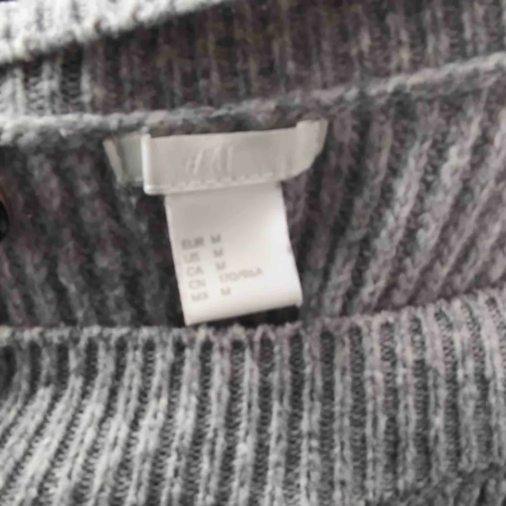 Stickad tröja från H&M. Varm och skön, perfekt till vinter och hösten.. Tröjor & Koftor.