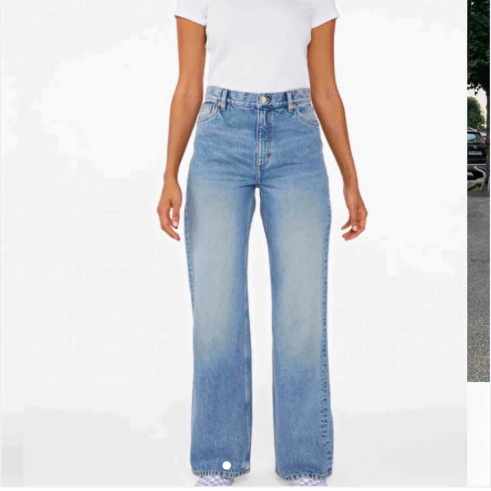 Supersnygga jeans från monki. Köpta av en annan tjej från Plick men tyvärr för små, men de är i nyskick. Frakt tillkommer 🥰. Jeans & Byxor.