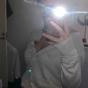  - Super söt beige cardigan! Perfekt till hösten  Köparen står för frakt! ☺️
