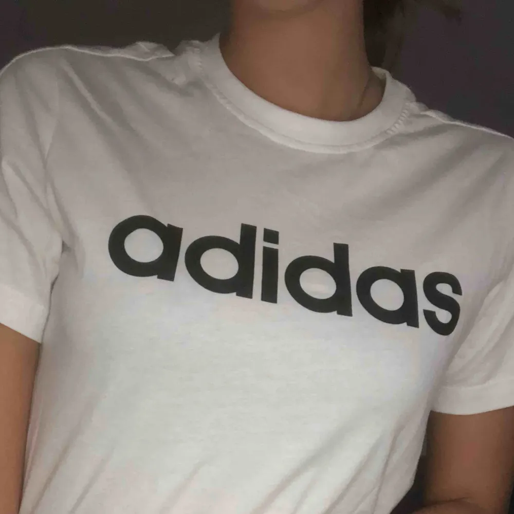 Adidas t-shirt(äkta), knappt använd. Köparen står för frakt✨✨. Skjortor.