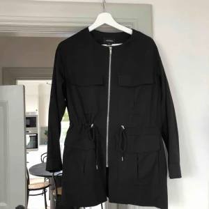  - Jacka från Monki. Storlek xs men passar även S och M. Funkar lika bra inne till byxor som jacka ute. Helt ny aldrig använd. Säljer likadan i grön färg. 