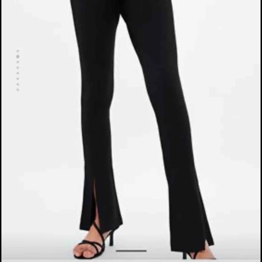 Oanvända byxor med prislapp kvar köpt på Zara för 249kr  Säljer för 120kr  Kan fraktas 🌸. Jeans & Byxor.