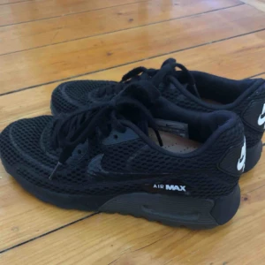  - Svarta nikeskor i använt skick (därav priset). Kan mötas upp i Gbg, annars tillkommer frakt✨