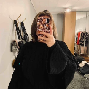  - Svart stickad kofta med stora ärmar 