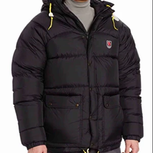 - Fjällräven Expedition Down Jacket. Svart. Nyskick. Nypris är 8000kr