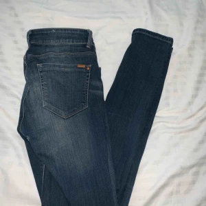  - Snygga mangojeans i storlek 38