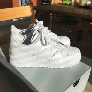  - Säljer Nike air force 1 pga för stor storlek. Nysckick. Är bara använda 3 gånger. 