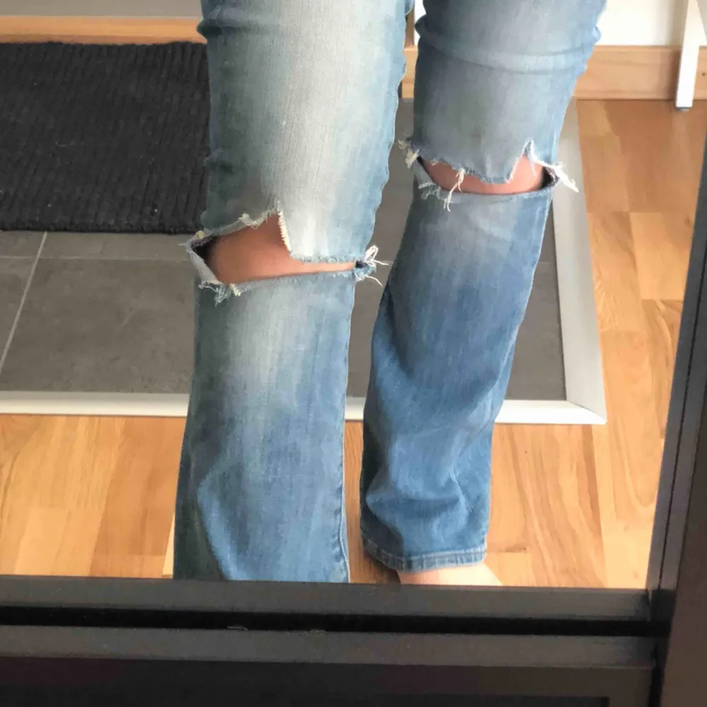 Crocker jeans med bootcut byxa. Egenklippta hål.. Jeans & Byxor.