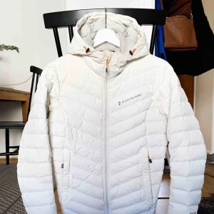  - Suupergo dunjacka från Peak Performance som tyvärr är för liten. Finns ett litet ”stickhål”, se bild. 