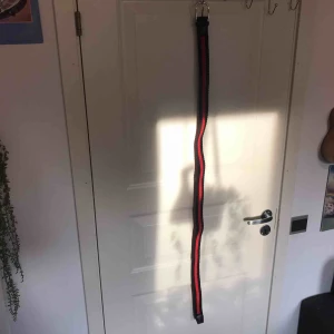  - Ett skärp i svart och rött som inte använda längre!!❤️🖤 Frakt tillkommer