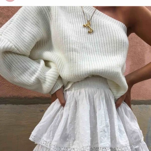  - En stickad, one shoulder tröja, oanvänd! 