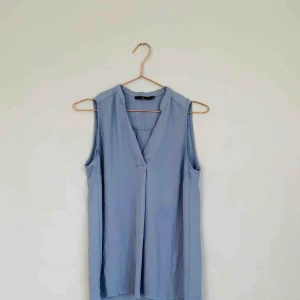  - Stilren blus som passar till de där kostymbyxorna som bara hänger där hemma😉 Använd ett fåtal gånger. Lite loose-fit! Något blåare än på bilden💙  Jag kan både mötas upp eller skicka!💌🤗