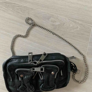  - HELENA WASHED (mini)  Liten svart läder väska från Nunoo Använd ca 5 gånger  