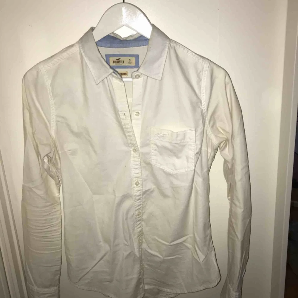 Nästintill oanvänd hollister vit skjorta i stl S. Skjortor.