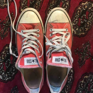  - låga röd/orange converse, lite slitna i hälen men annars i ok skick. möts upp i stockholm eller så betalar köparen frakt